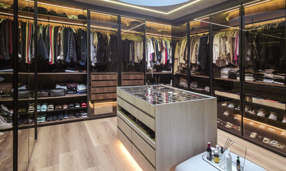 casa-montesereno-walkin-closet